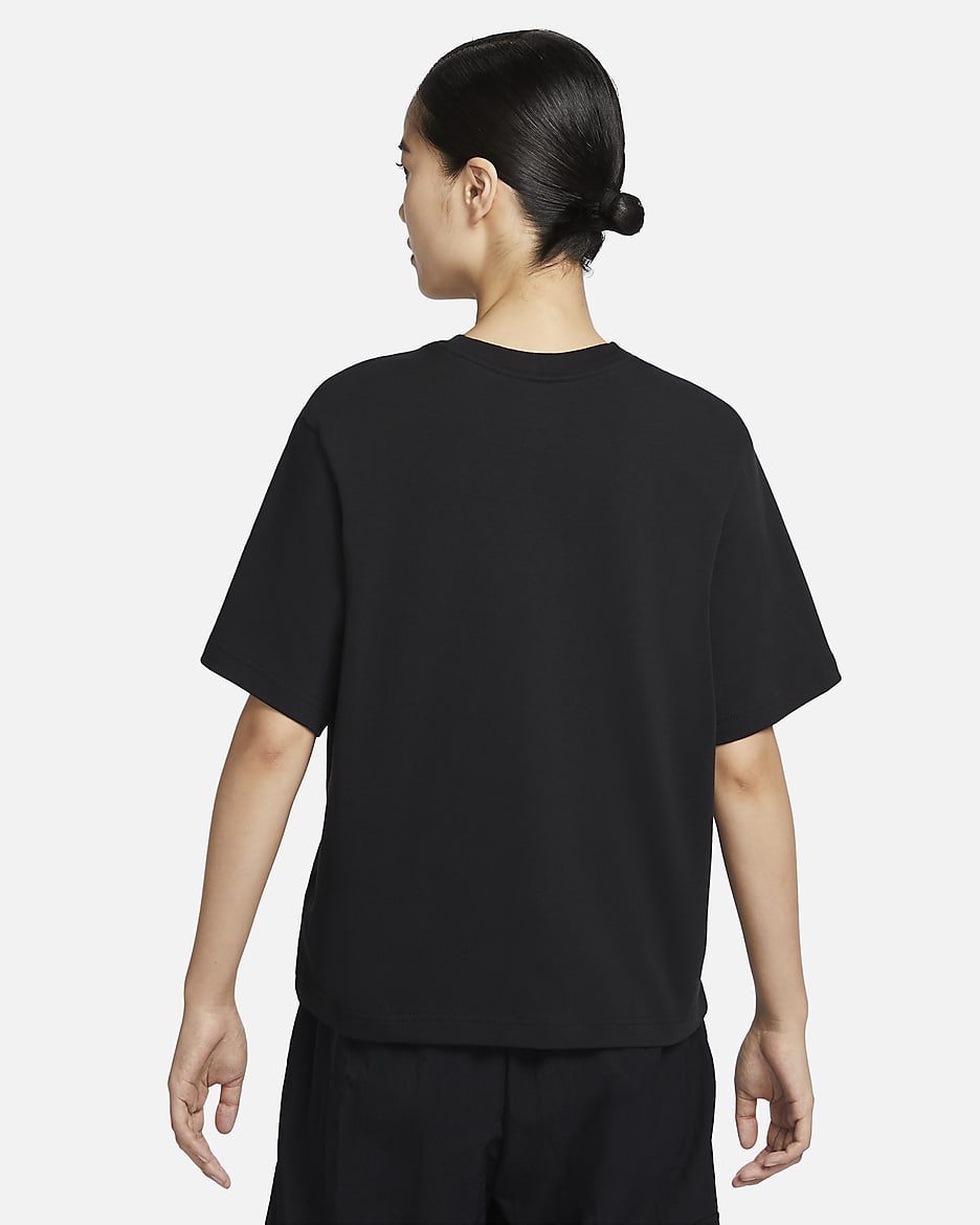 เสื้อยืดผู้หญิงทรงหลวม Nike Sportswear Essential - ดำ/ขาว