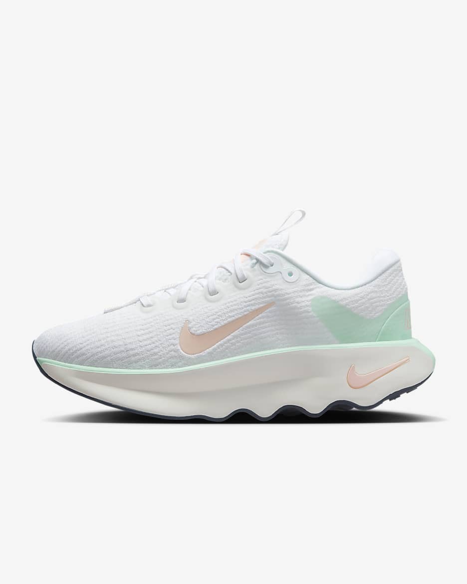 Tenis de caminata para mujer Nike Motiva - Blanco/Espuma menta/Vela/Tinte puesta de sol