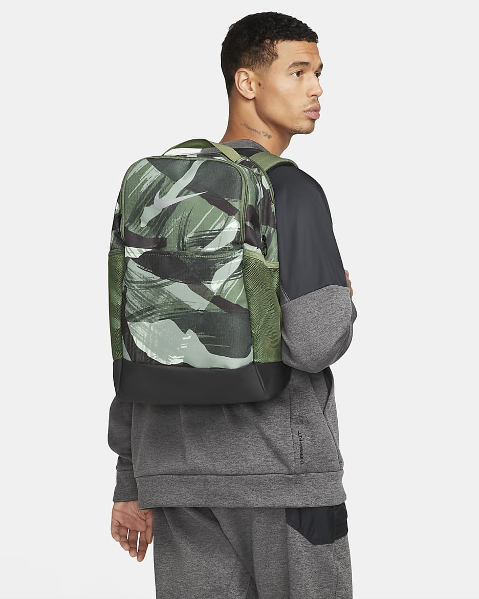 เป้สะพายหลังพิมพ์ลาย Nike Brasilia (ขนาดกลาง, 24 ล.) - Medium Olive/ดำ/Particle Grey
