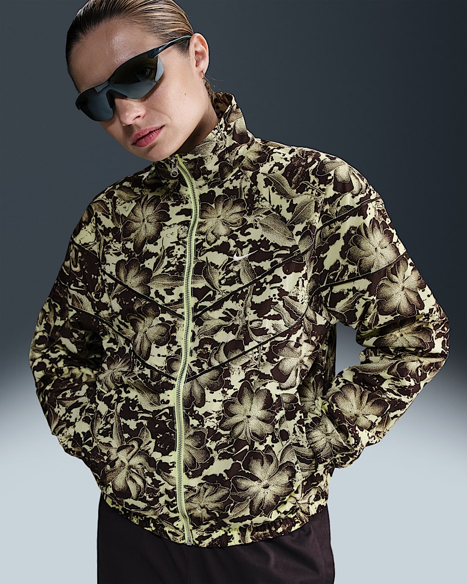 Giacca loose fit in tessuto con protezione UV, zip a tutta lunghezza e stampa Nike Sportswear Windrunner – Donna - Barely Volt