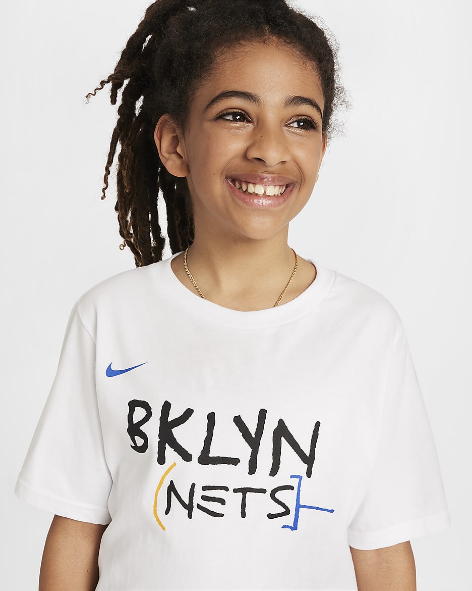 Brooklyn Nets City Edition Nike NBA emblémás póló nagyobb gyerekeknek - Fehér