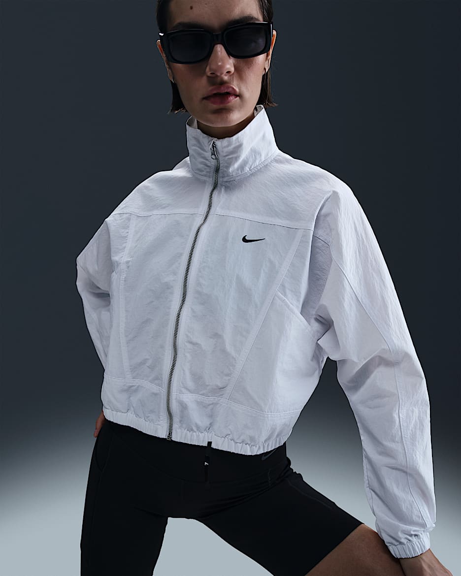 Chamarra con protección UV Repel oversized para mujer Nike Sportswear Everything Wovens - Blanco/Negro
