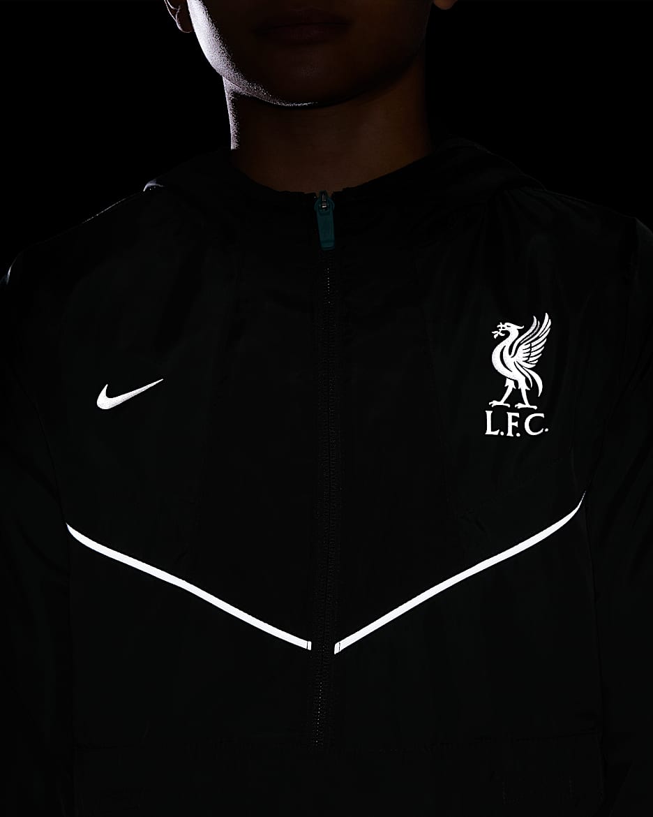 Fotbalová větrovka Nike Liverpool FC Amplify Windrunner pro větší děti (chlapce) - Night Forest/Černá/Metallic Silver