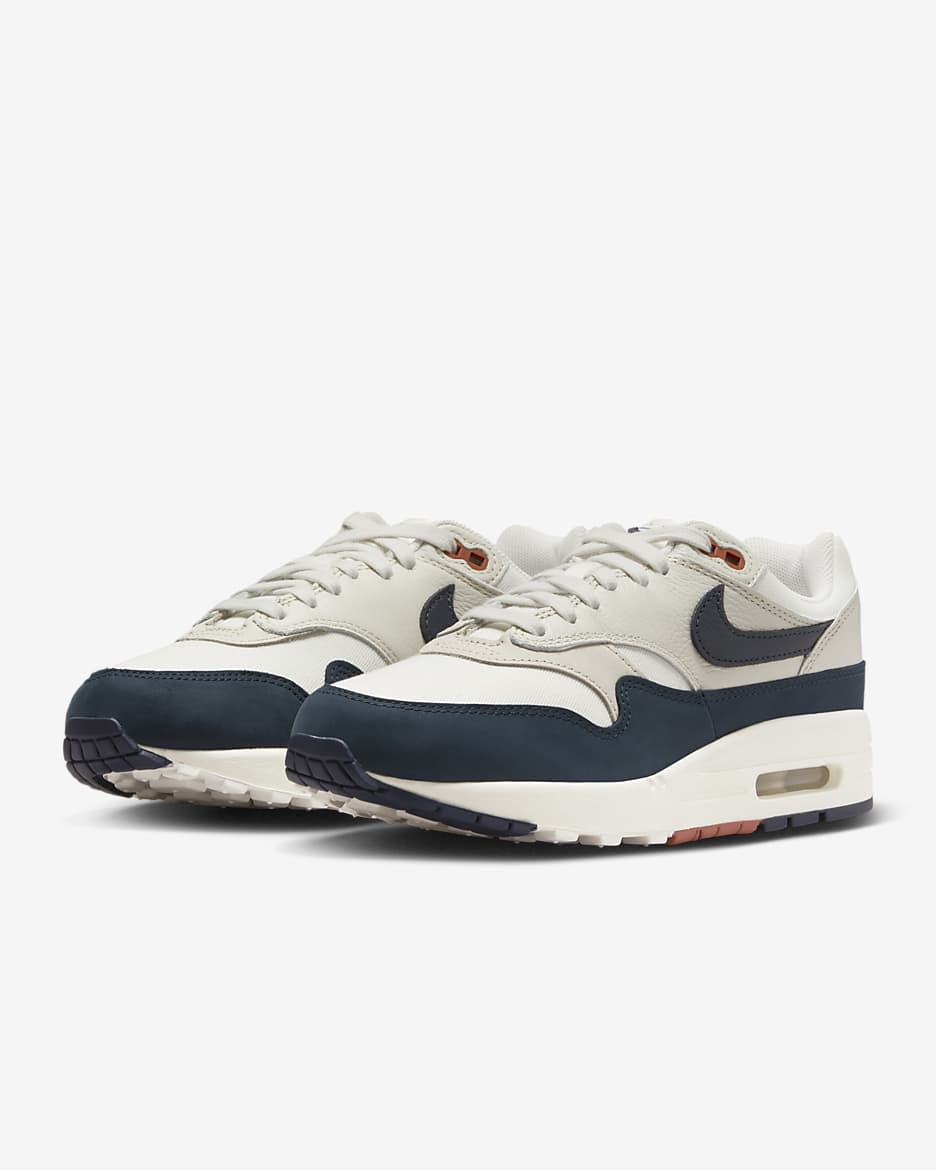 Calzado para mujer Nike Air Max 1 LX - Marrón verdoso claro/Obsidiana/Naranja fuerte/Vela