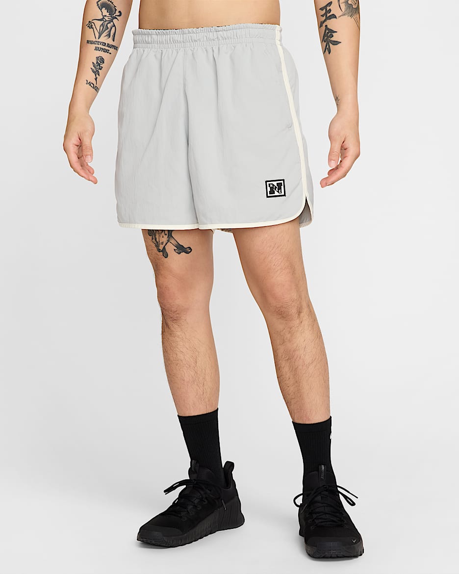 ナイキ ジム ヘリテージ メンズ Dri-FIT 13cm トレーニング ショートパンツ - ライトスモークグレー/ペールアイボリー/ライトスモークグレー