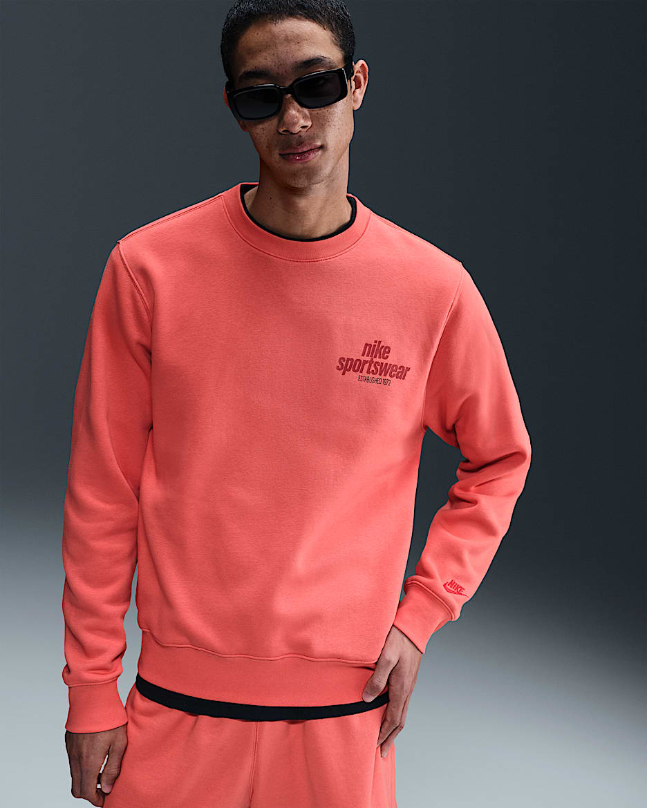 Sudadera de cuello redondo de tejido Fleece para hombre Nike Club - Brasa mágica/Rojo universitario