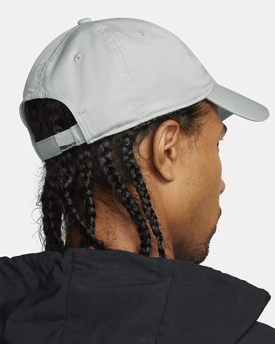 Nike Dri-FIT Club unstrukturierte Metall-Swoosh-Cap - Light Smoke Grey/Metallic Silver