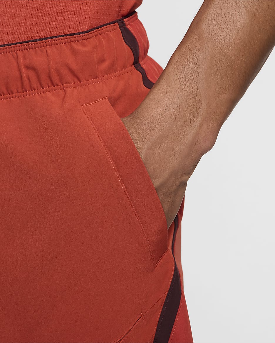 NikeCourt Advantage Dri-FIT Tennisshorts für Herren (ca. 18 cm) - Dragon Red/Burgundy Crush/Weiß