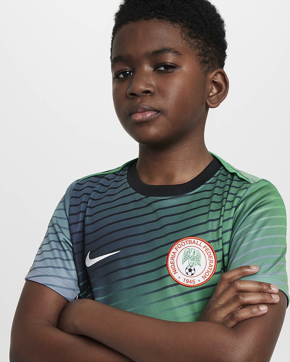 Předzápasové fotbalové tričko Nike Dri-FIT Nigeria Academy Pro pro větší děti s krátkým rukávem - Cool Grey/Lucky Green/Černá/Bílá