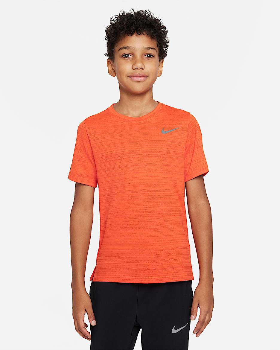 Nike Dri-FIT Miler Trainingsoberteil für ältere Kinder (Jungen) - Picante Red