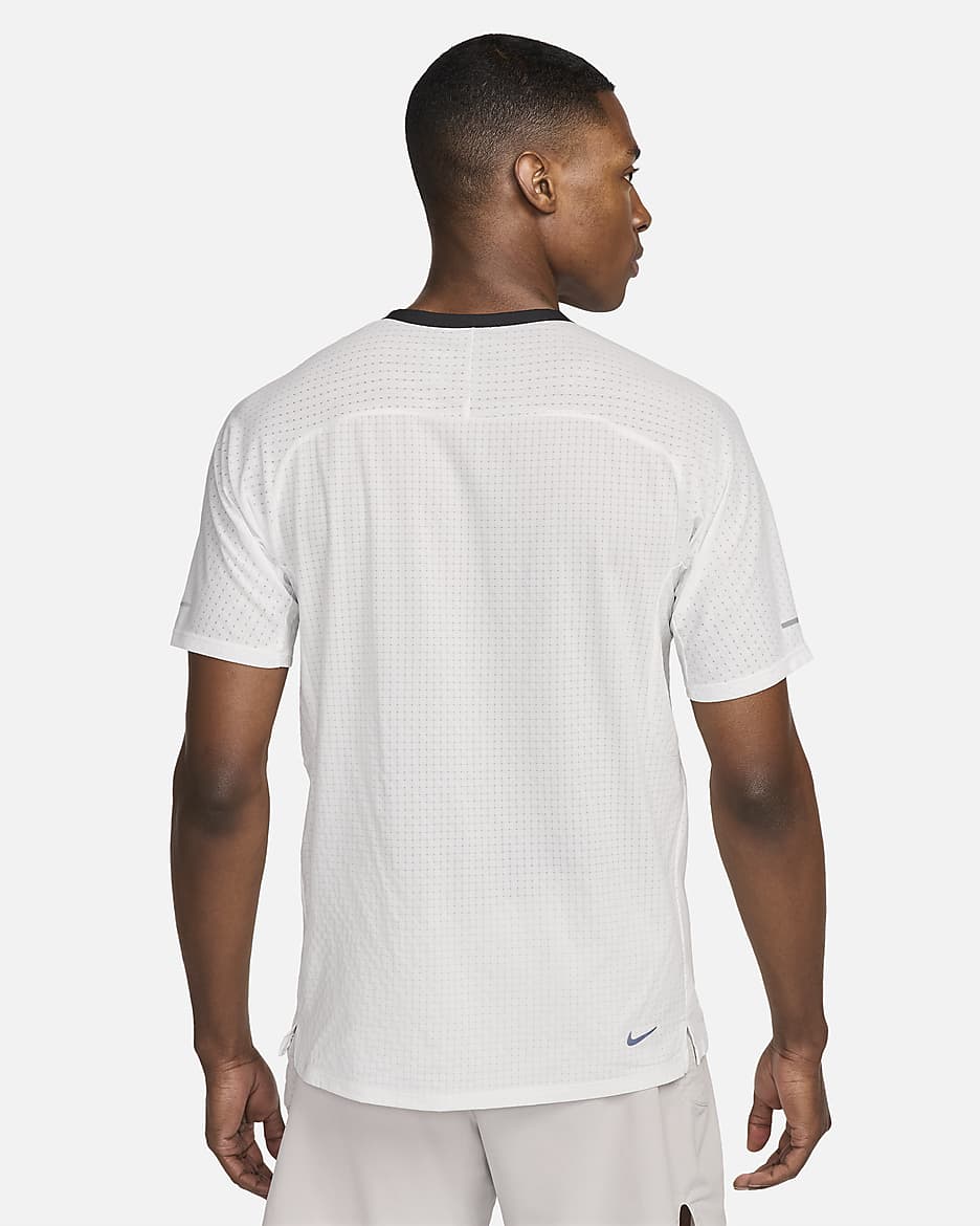 Nike Trail Solar Chase Nike Dri-FIT Kurzarm-Laufoberteil für Herren - Summit White/Schwarz