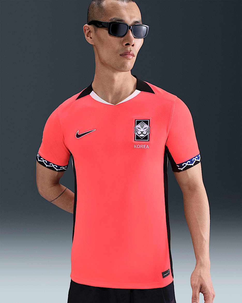대한민국 2025 스타디움 홈(여자팀) 남성 나이키 드라이 핏 축구 레플리카 저지 - 브라이트 크림슨/블랙/화이트/블랙