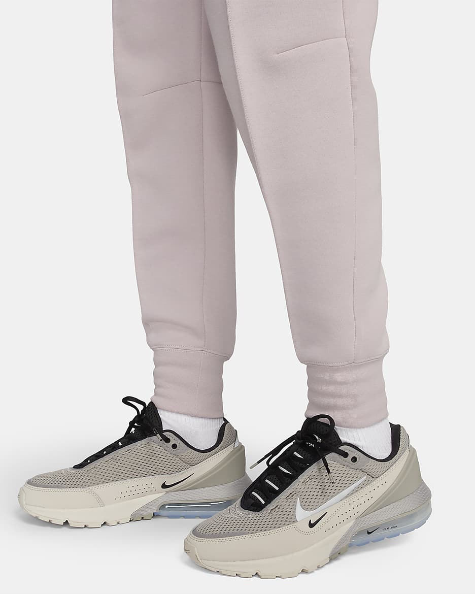 Nike Sportswear Tech Fleece joggebukse med mellomhøyt liv til dame - Platinum Violet/Svart