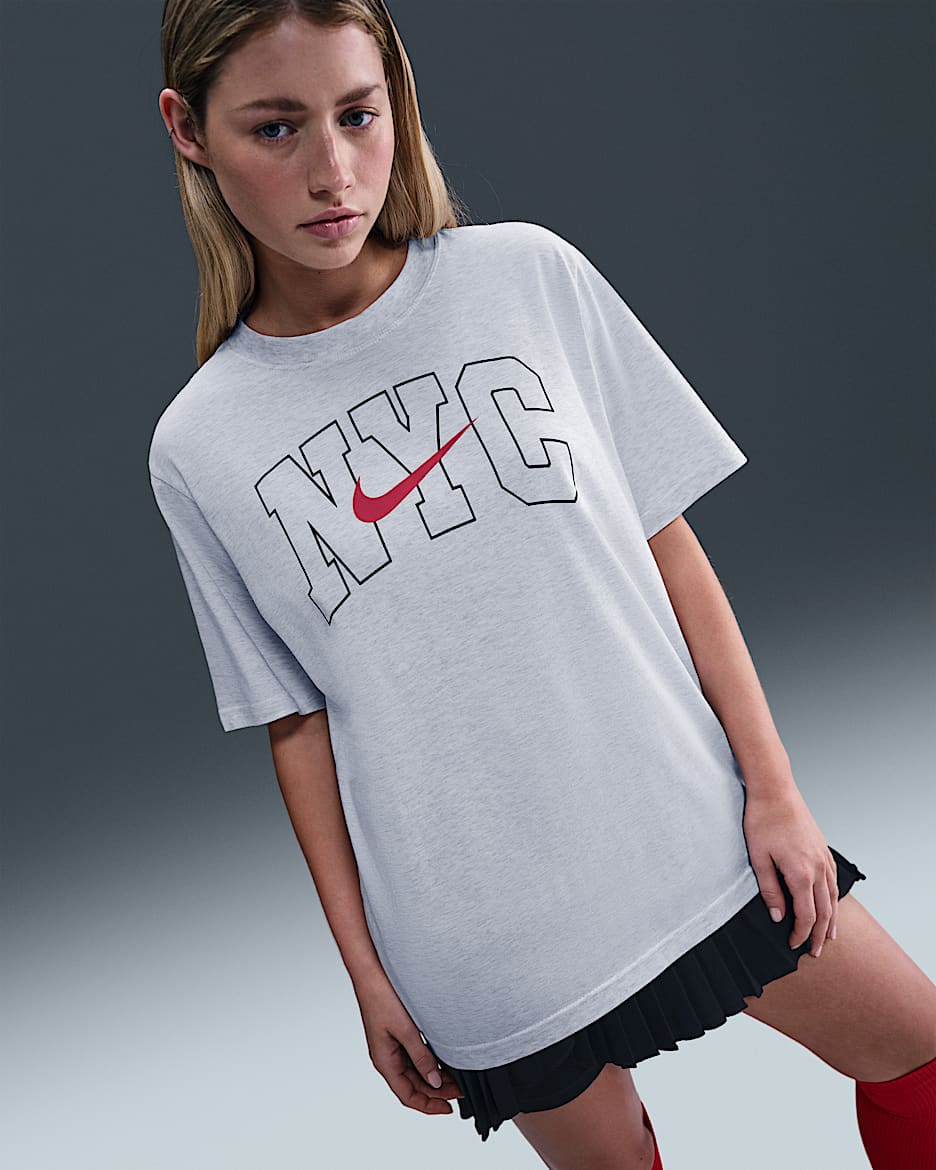 Playera para mujer Nike Sportswear Essential - Abedul jaspeado/Rojo universitario