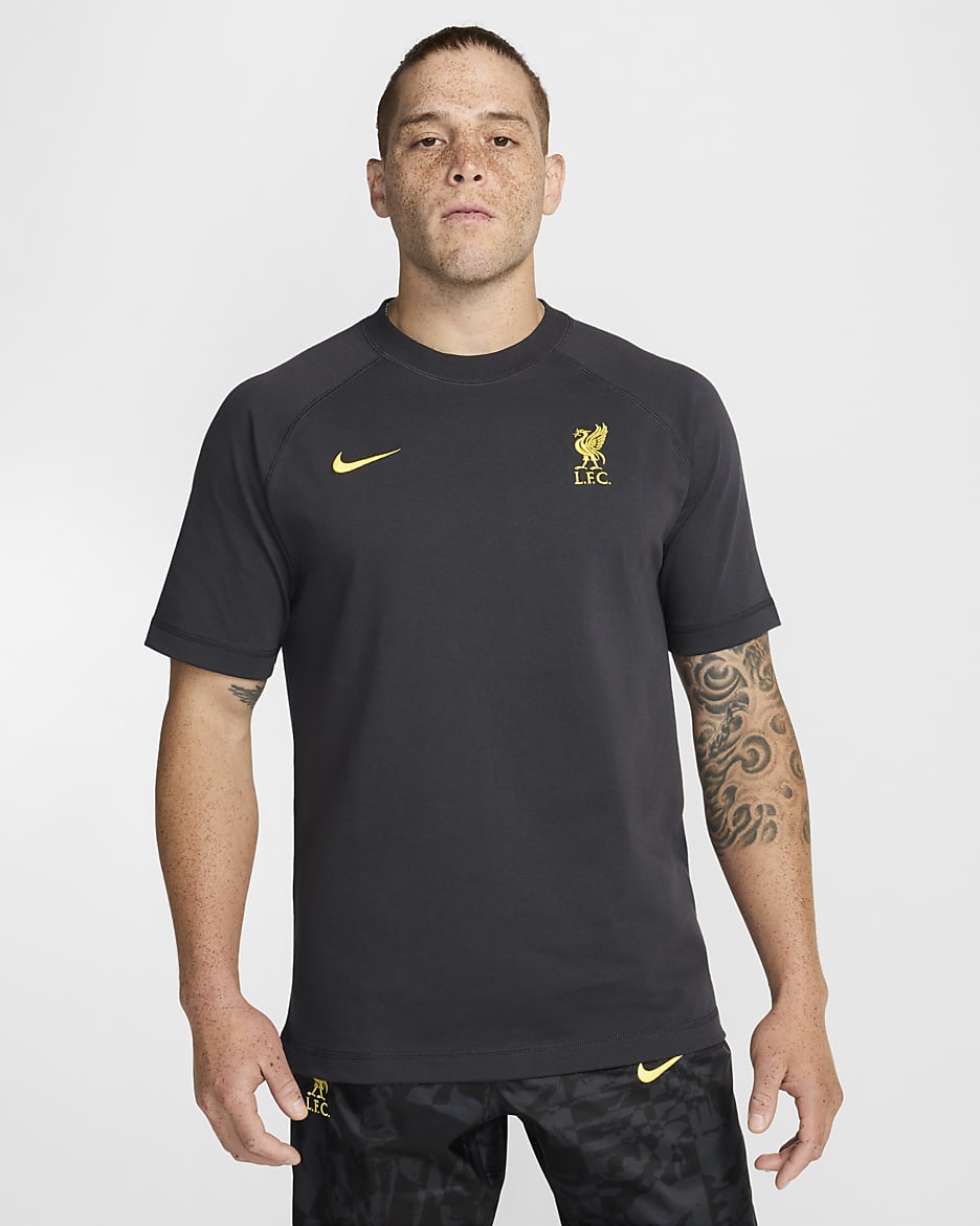 Męska koszulka piłkarska z krótkim rękawem Nike
Liverpool F.C. Travel (wersja trzecia) - Dark Smoke Grey/Chrome Yellow/Chrome Yellow