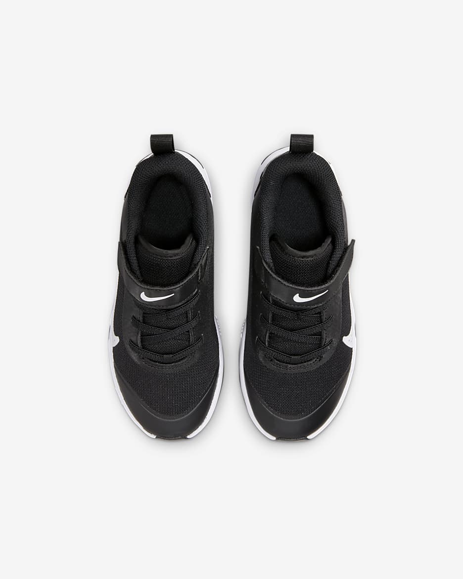 Nike Omni Multi-Court Schuh für jüngere Kinder - Schwarz/Weiß
