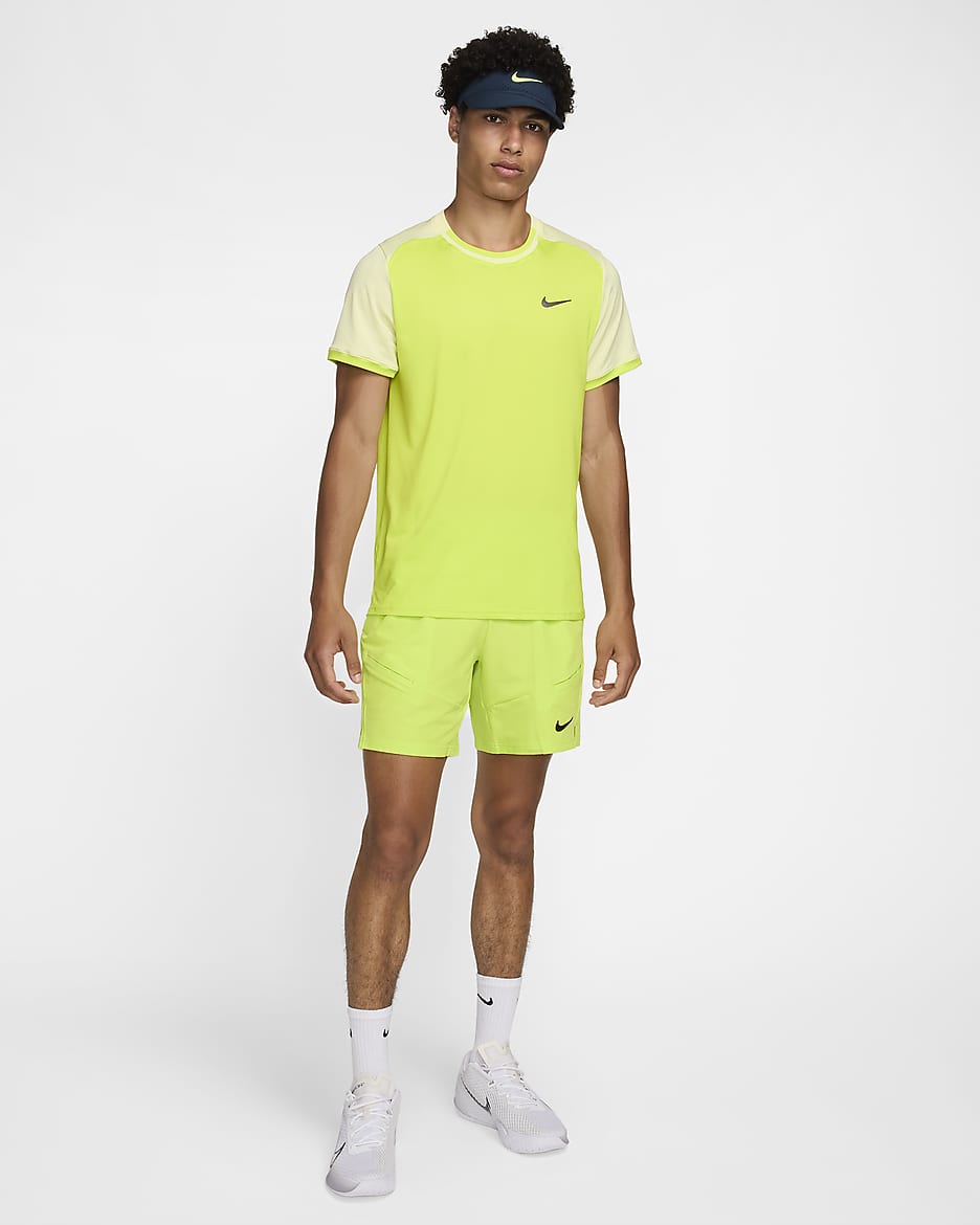 Playera de tenis Dri-FIT para hombre NikeCourt Advantage - Cíber/Lima vital/Hipercarmesí/Negro