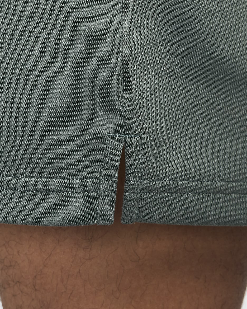 Shorts Dri-FIT de 18 cm sin forro con protección UV versátiles para hombre Nike Primary - Verde vintage/Verde vintage