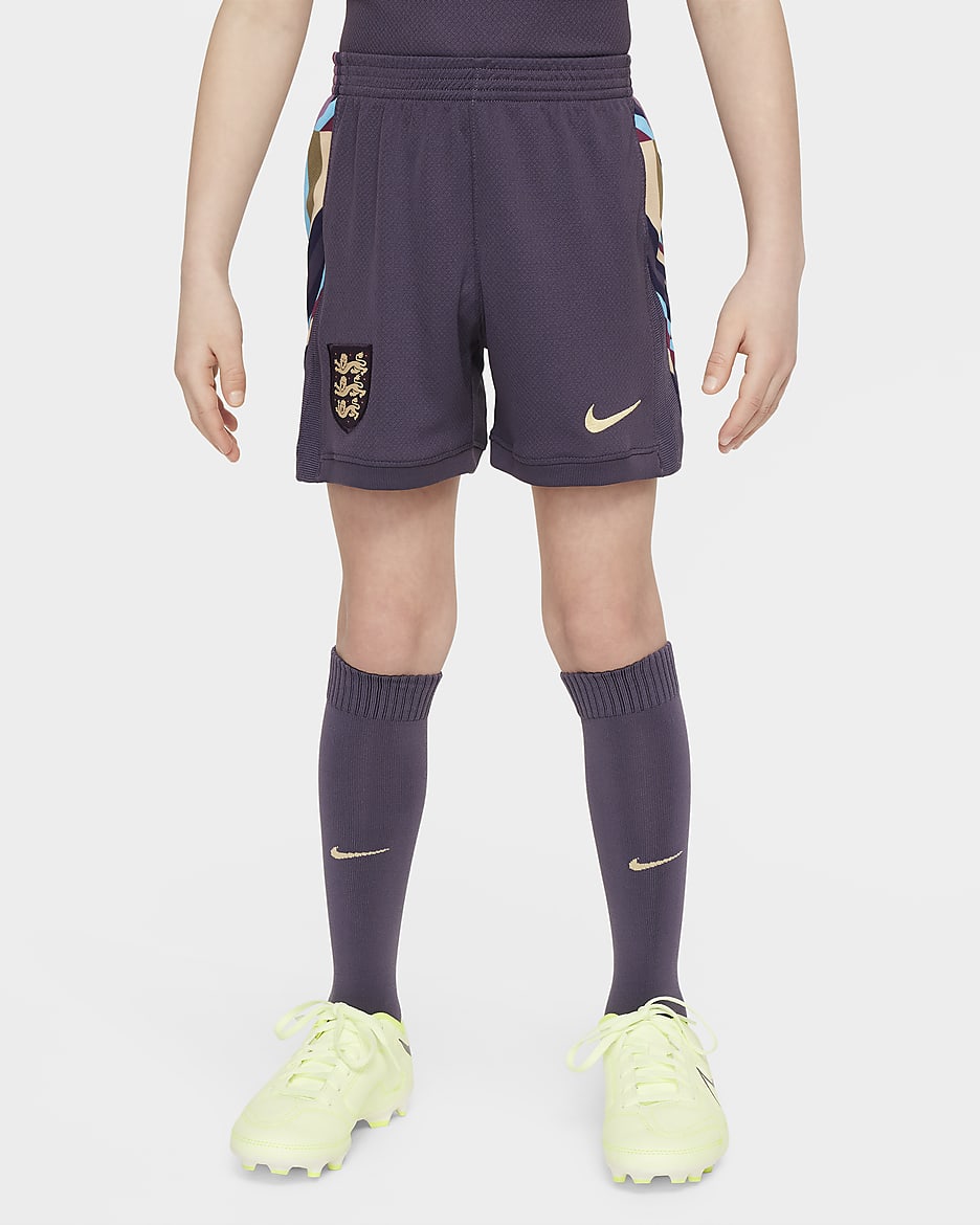 England 2024/25 Stadium Away dreiteiliges Nike Replika Fußballtrikot-Set (jüngere Kinder) - Dark Raisin/Sesame