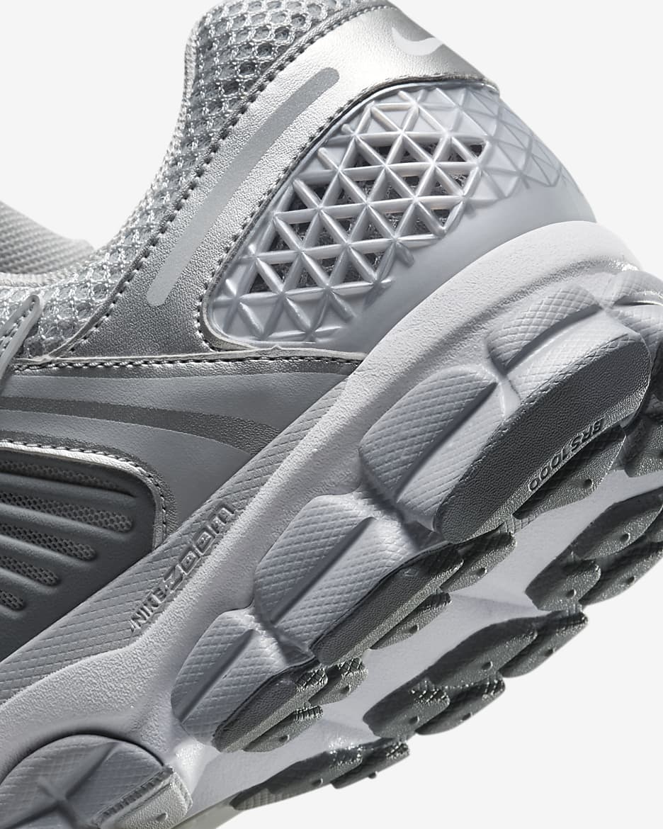 รองเท้าผู้ชาย Nike Zoom Vomero 5 - Wolf Grey/Metallic Silver/Cool Grey/ขาว