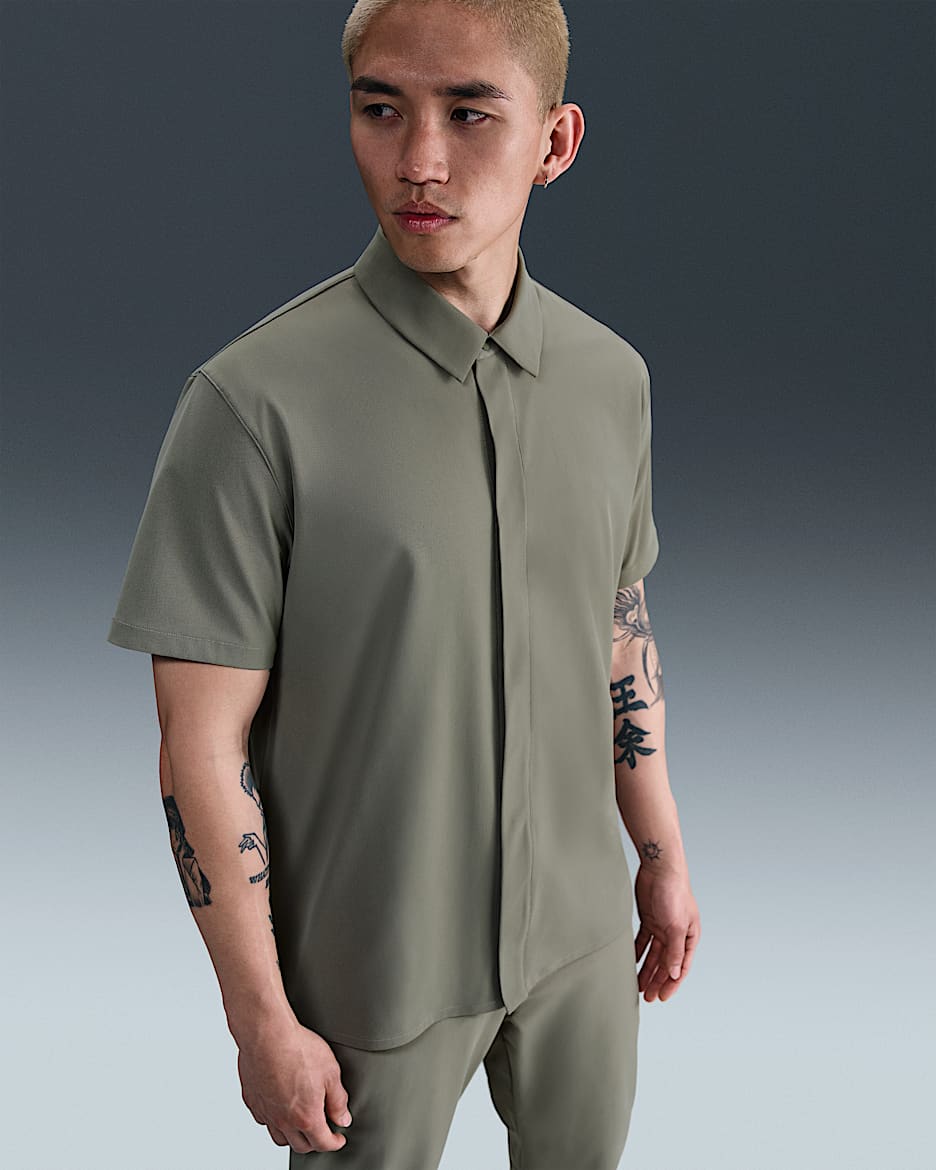 ナイキ 24.7 PerfectStretch メンズ Dri-FIT ショートスリーブ スナップダウン トップ - ライトアーミー/スチールグリーン