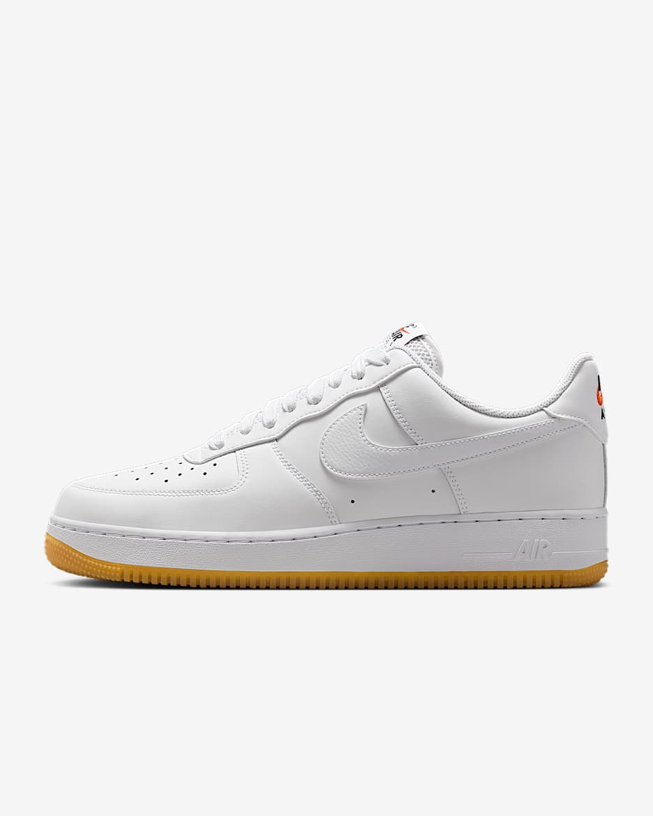 Sko Nike Air Force 1 ’07 LV8 för män - Vit/Gum Yellow/Safety Orange/Vit