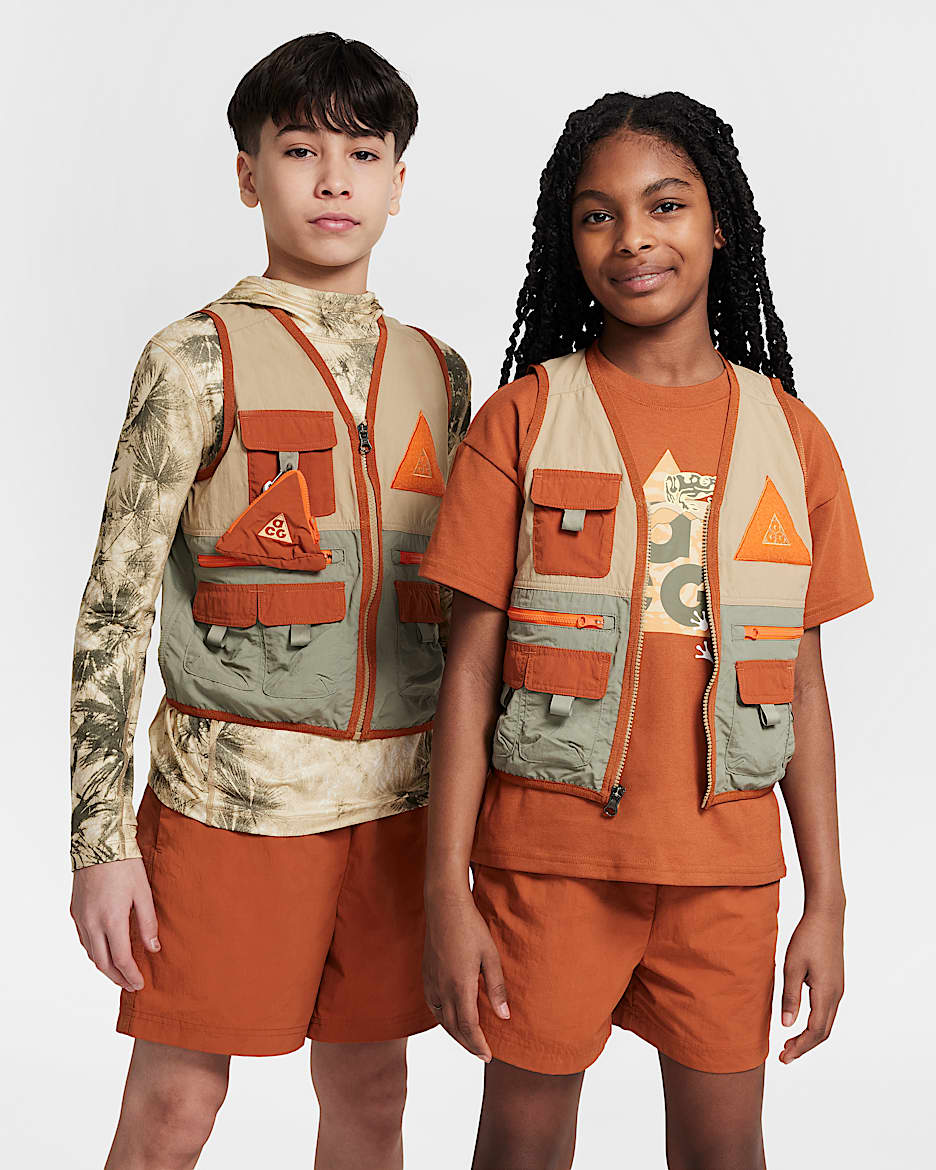 Nike ACG praktikus mellény nagyobb gyerekeknek - Parachute Beige/Light Army/Dark Russet