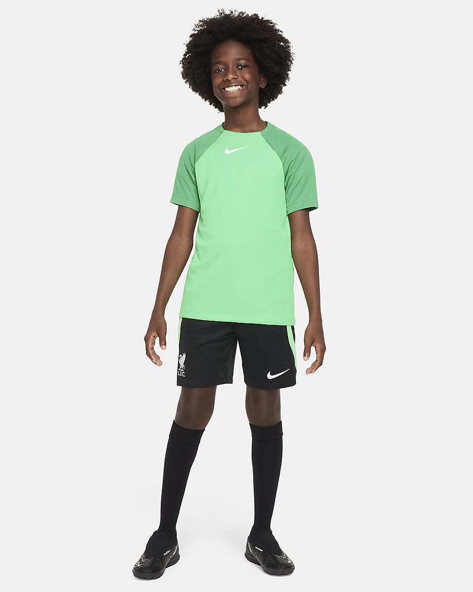 Shorts de fútbol de tejido Knit Nike Dri-FIT para niños talla grande del Liverpool FC Strike - Negro/Verde veneno/Blanco