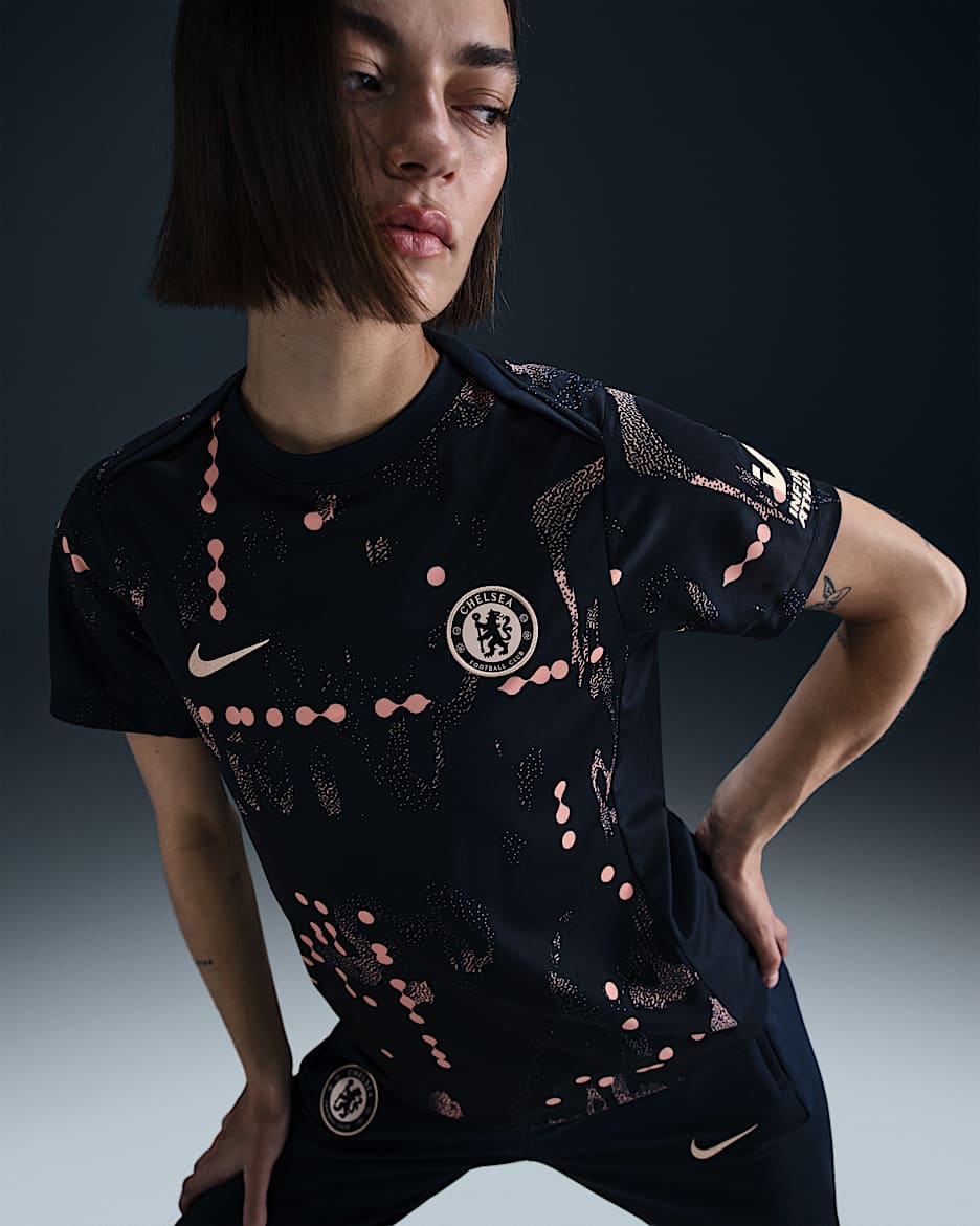 Chelsea FC Academy Pro SE Playera de fútbol de manga corta Nike Dri-FIT para antes del partido para mujer - Obsidiana/Ágata melocotón/Guayaba hielo