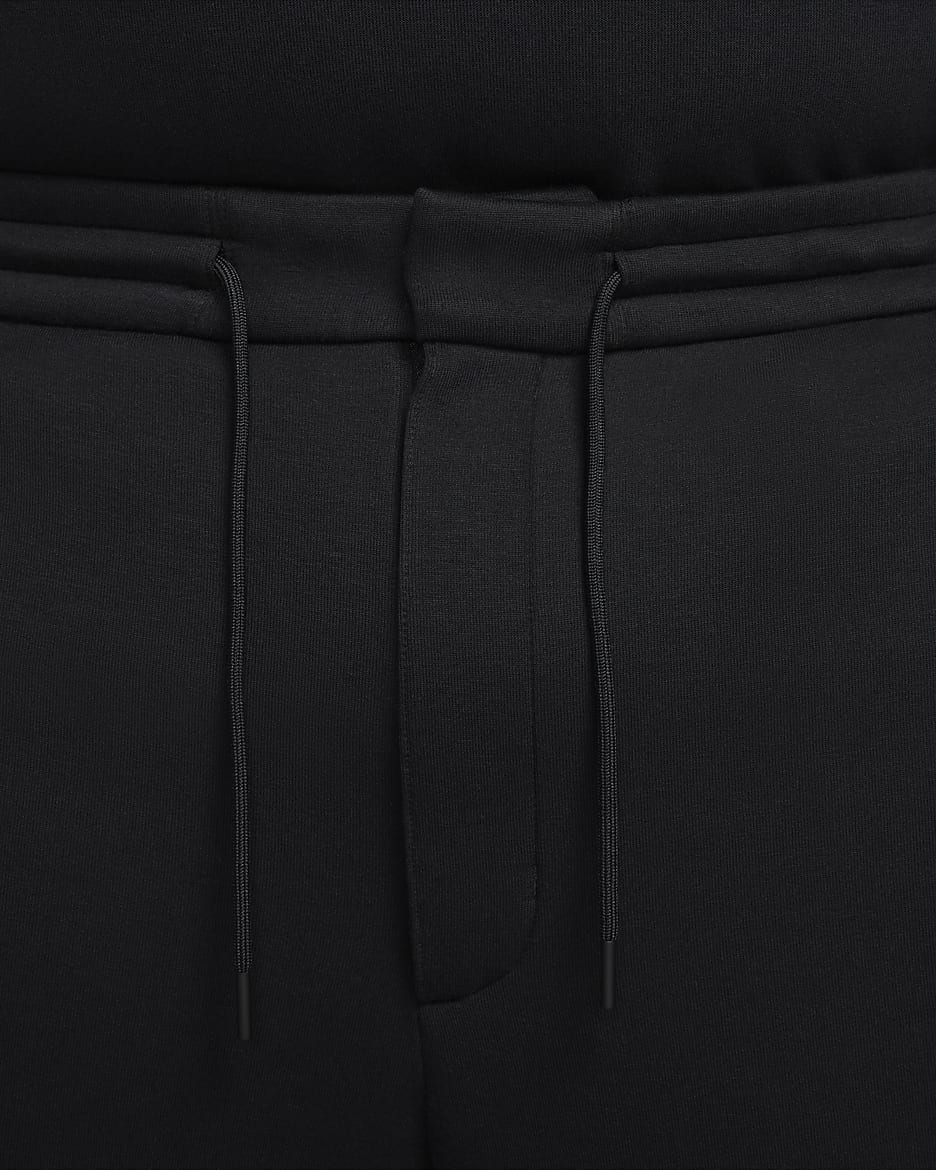 Nike Sportswear Tech Fleece Reimagined Herren-Trainingshose mit offener Passform und offenem Saum - Schwarz/Schwarz