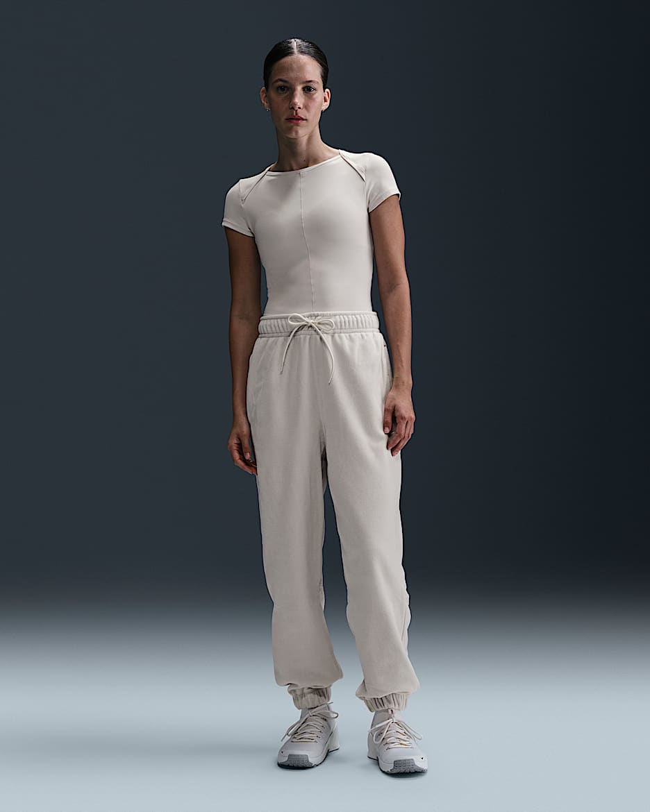 Pants de tejido Fleece holgado para mujer Nike Therma-FIT One - Marrón verdoso claro/Marfil pálido