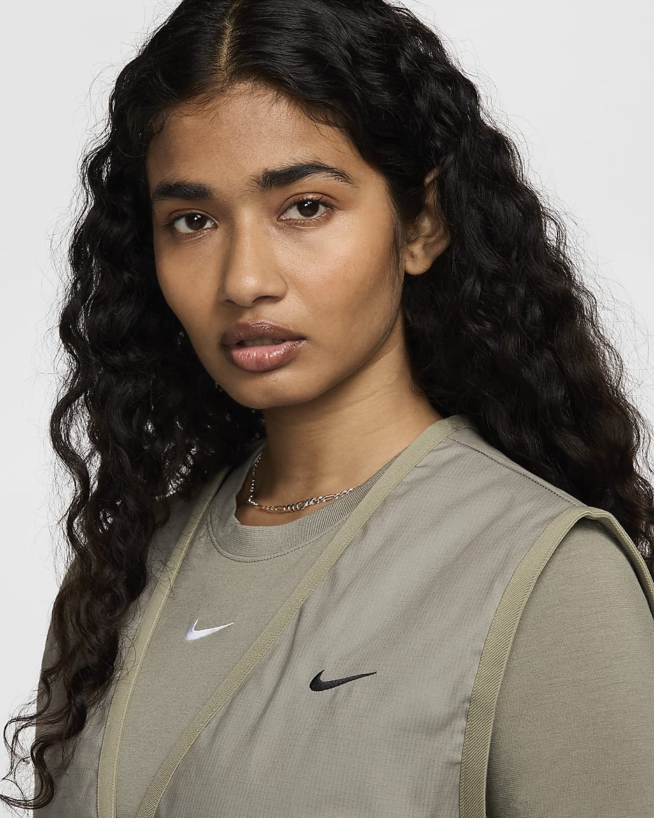 Vävd cargoväst Nike Sportswear Essential i ledig passform för kvinnor - Light Army/Svart