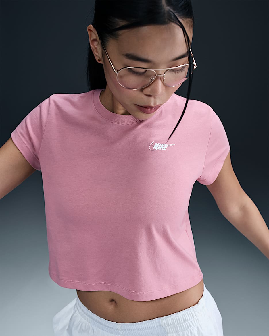 Playera de manga corta con gráfico cropped para mujer Nike Sportswear Club - Rosa elemental/Jaspeado