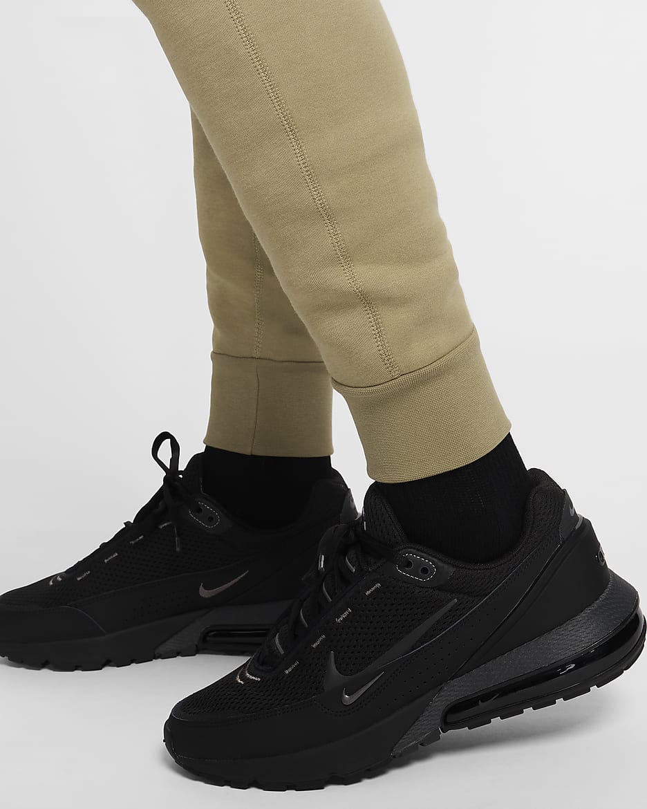 Joggingbyxor Nike Sportswear Tech Fleece för män - Neutral Olive/Svart