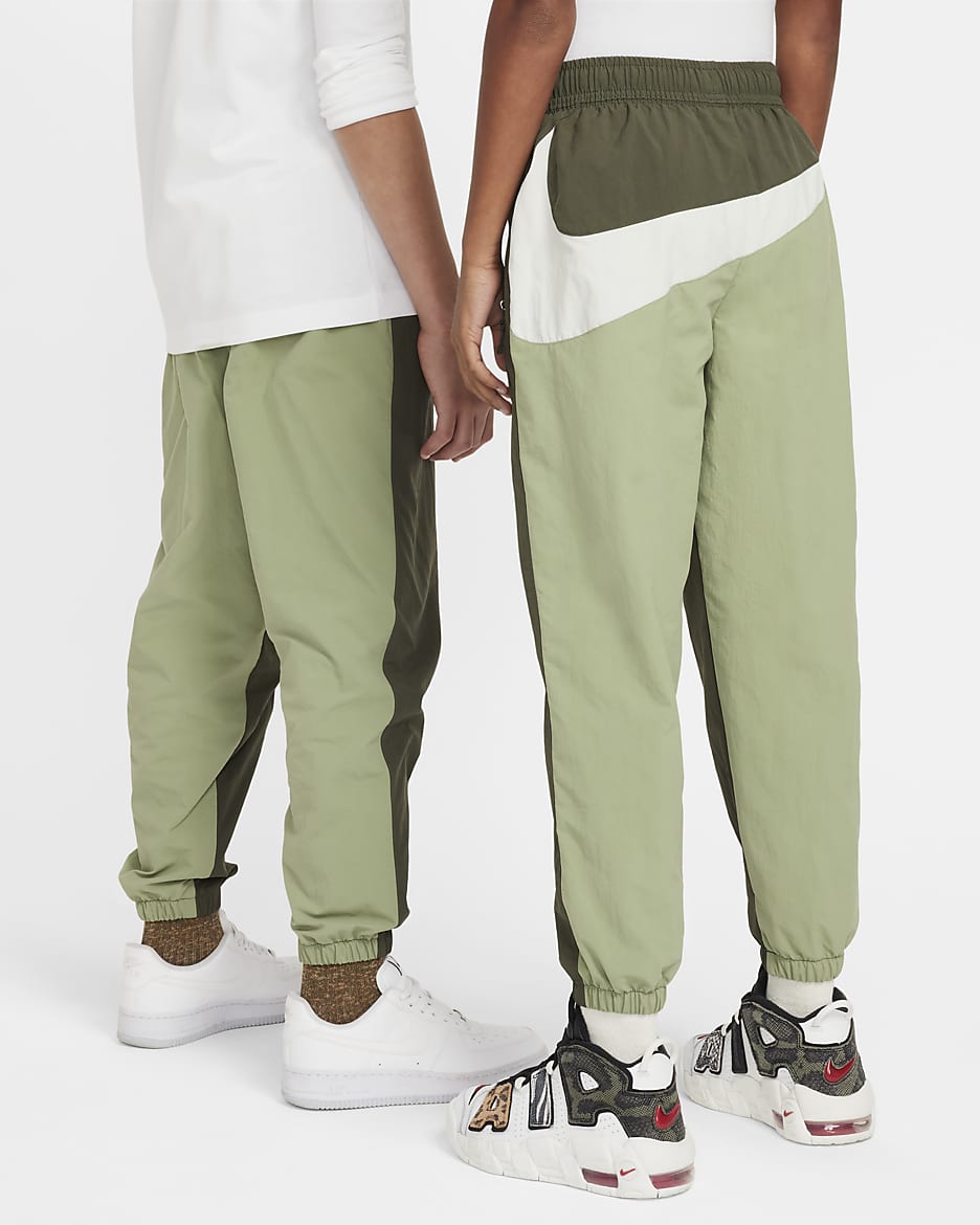 กางเกงจ๊อกกิ้งแบบทอเด็กโต Nike Sportswear Amplify - Cargo Khaki/Oil Green/Light Bone