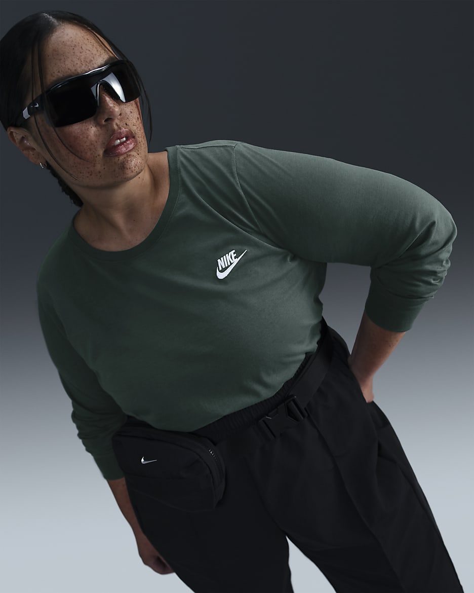 Playera de manga larga para mujer (talla grande) Nike Sportswear Club - Verde vintage/Blanco