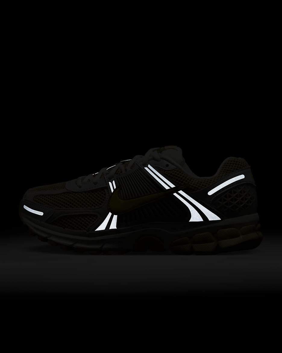 Nike Zoom Vomero 5-sko til kvinder - Bronzine/Metallic Summit White/Light Iron Ore/Lightning