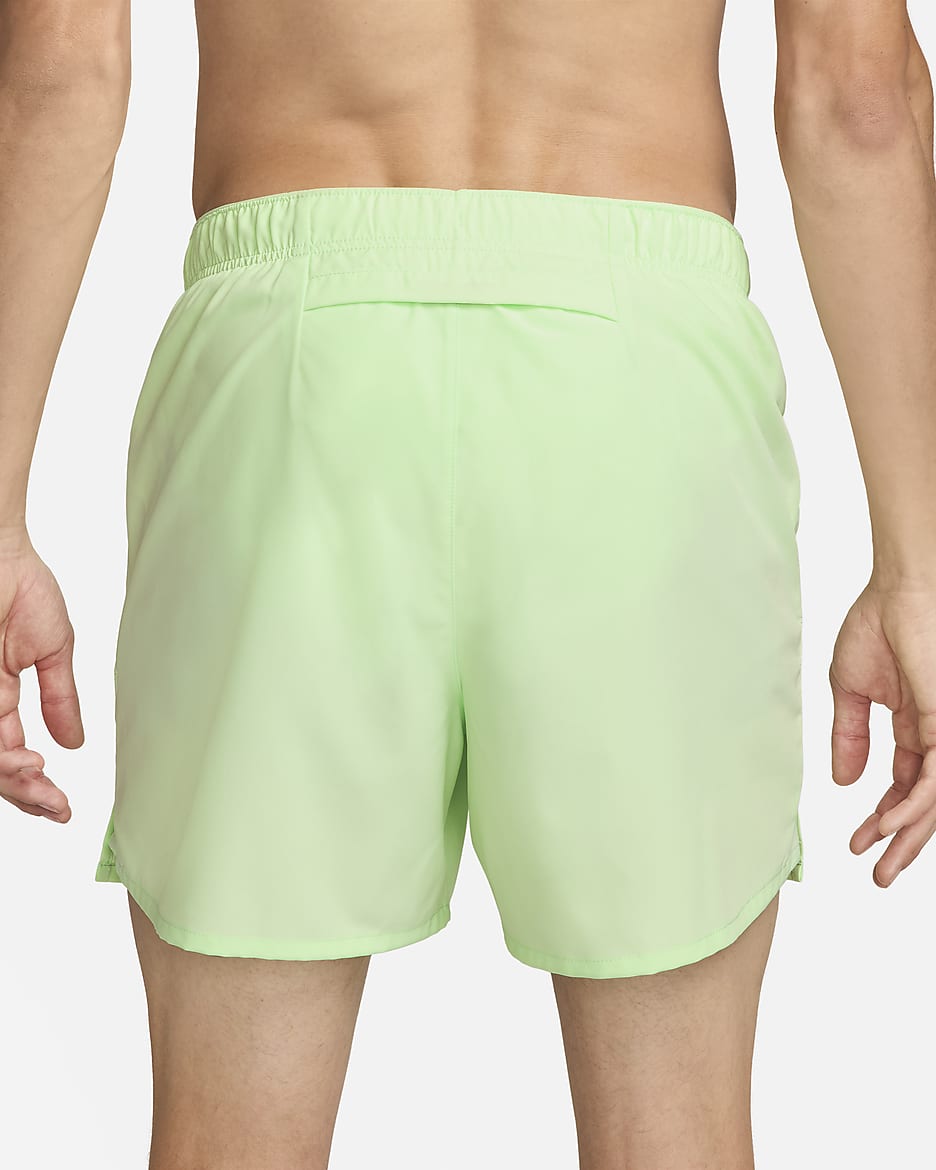 Shorts de correr Dri-FIT de 13 cm con forro de ropa interior para hombre Nike Challenger - Verde vapor/Verde vapor/Verde vapor