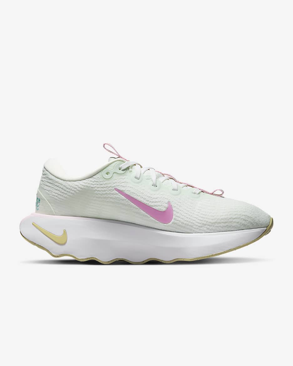 Tenis de caminata para mujer Nike Motiva - Blanco/Blanco/Oro team/Escarcha verde