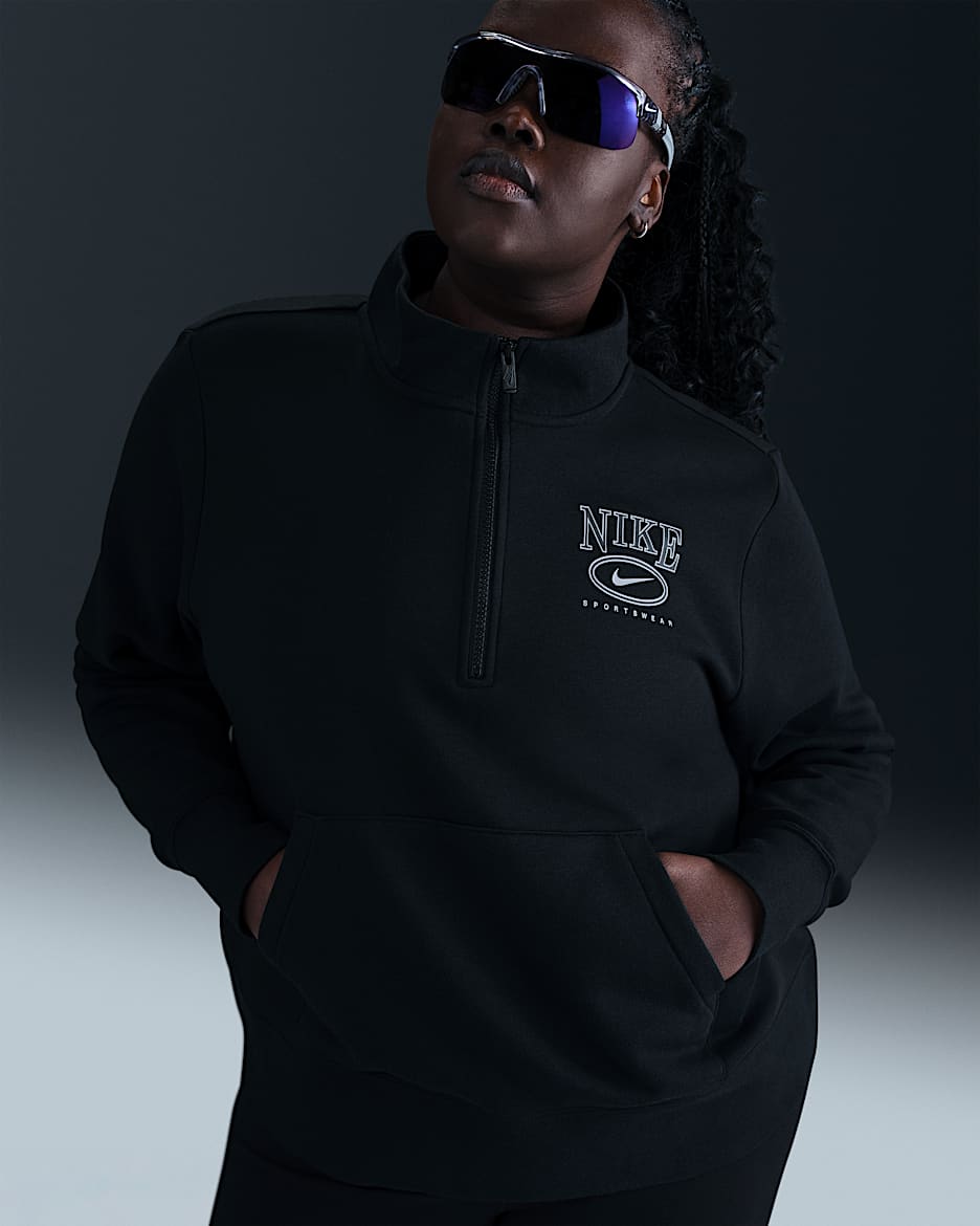 Playera con gráfico de cuello alto y medio cierre para mujer (Talla grande) Nike Sportswear Club Fleece - Negro