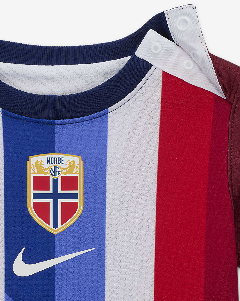 Norge 2024/25 Stadium (hjemmedrakt) Nike Football Replica draktsett i tre deler til sped-/småbarn - Team Red/Blue Void/Hvit