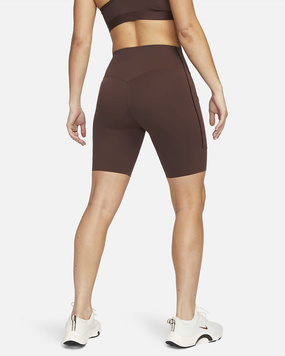 Shorts de ciclismo de 20 cm y tiro medio de media sujeción para mujer Nike Universa con bolsillos - Tierra/Negro