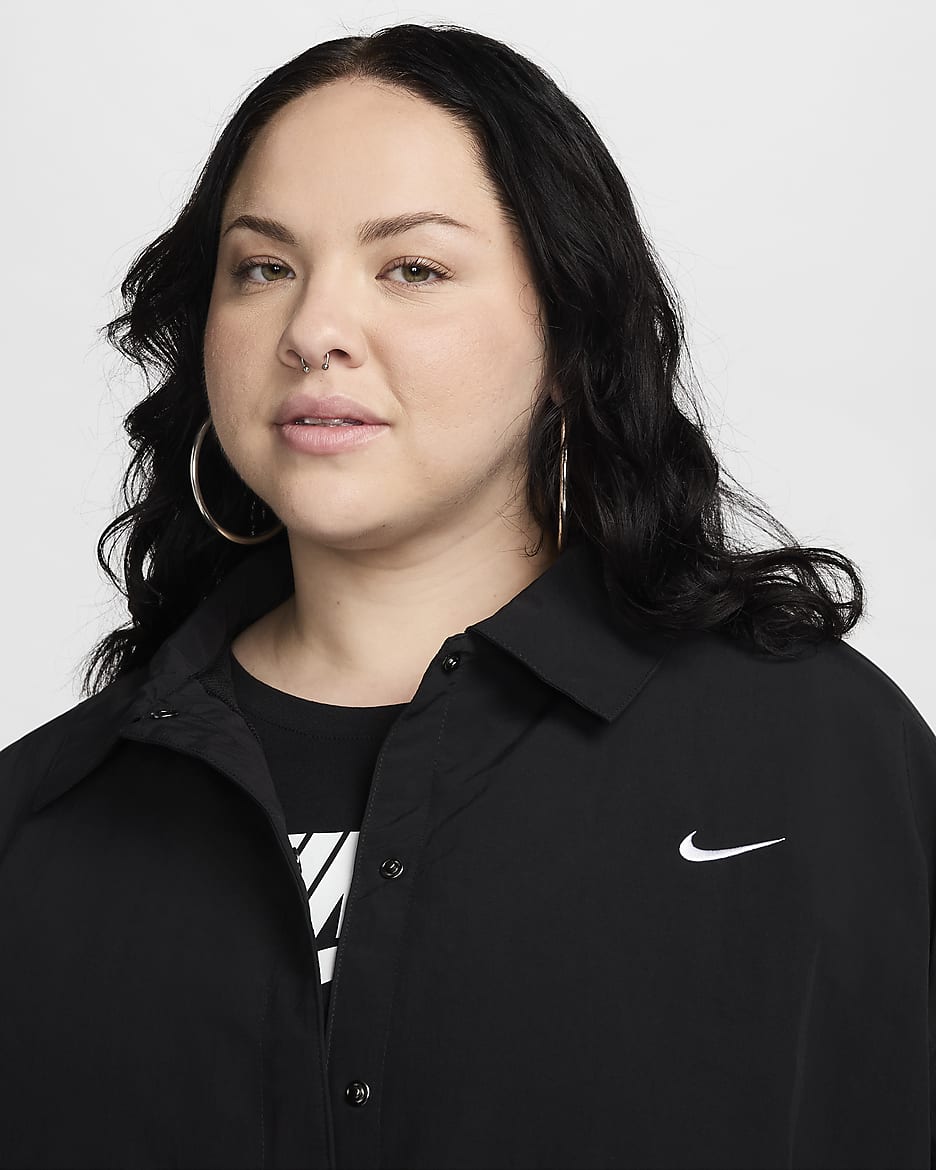 Oversized, vævet Nike Sportswear Essential UV-trænerjakke til kvinder (plus size) - sort/hvid