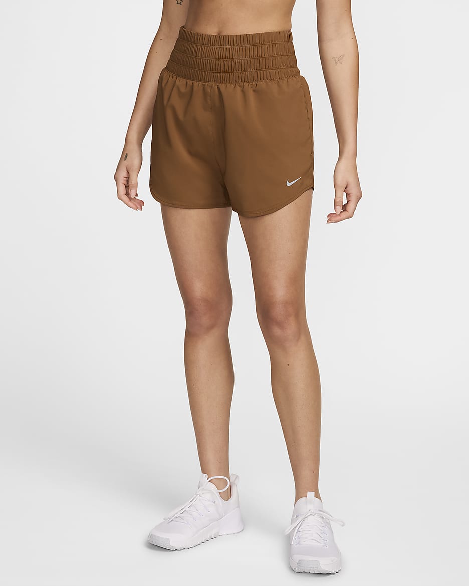 Shorts con forro de ropa interior Dri-FIT de tiro ultraalto de 8 cm para mujer Nike One - Tostado británico claro