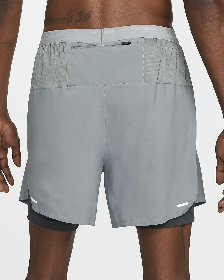 Shorts de running híbridos Dri-FIT de 12.5 cm para hombre Nike Stride - Gris humo/Gris humo oscuro/Negro