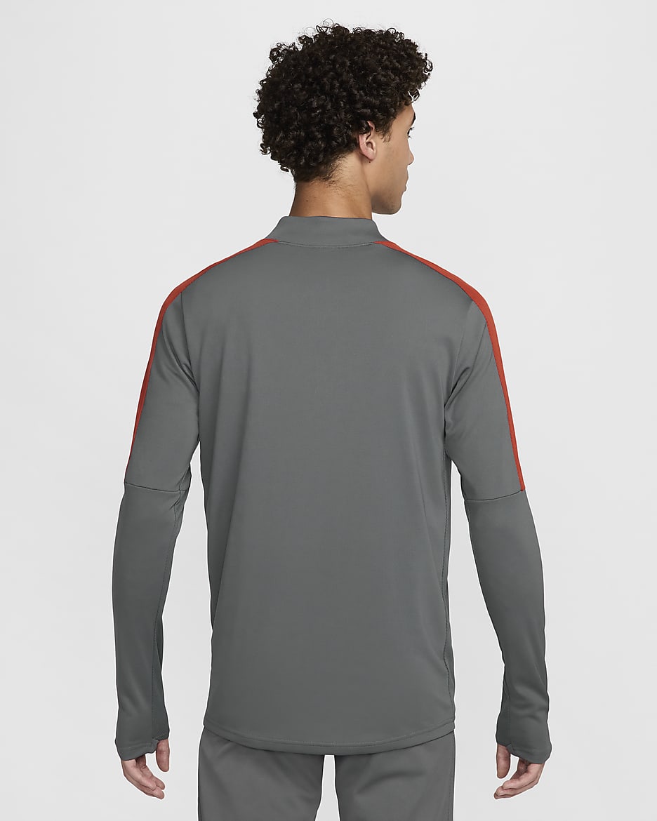 Playera de fútbol de medio cierre Dri-FIT para hombre Nike Academy - Gris hierro/Rojo dragón/Rojo dragón