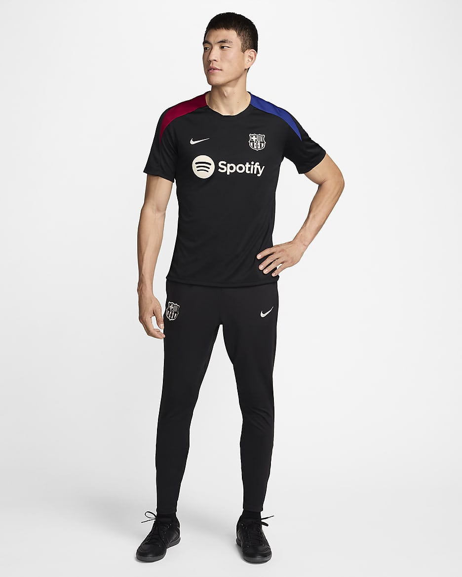 Haut de foot en maille à manches courtes Nike Dri-FIT FC Barcelona Strike pour homme - Noir/Noble Red/Deep Royal Blue/Light Orewood Brown