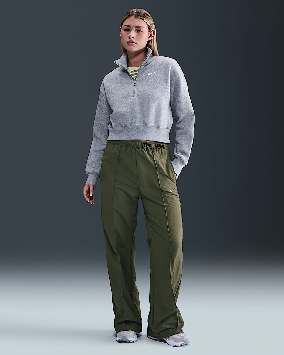Nike Sportswear Everything Wovens Pants de tiro medio con dobladillo abierto para mujer - Oliva medio/Vela