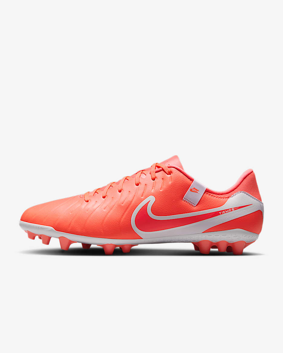 Tacos de fútbol de corte low para pasto artificial Nike Tiempo Legend 10 Academy - Lava cálido/Blanco