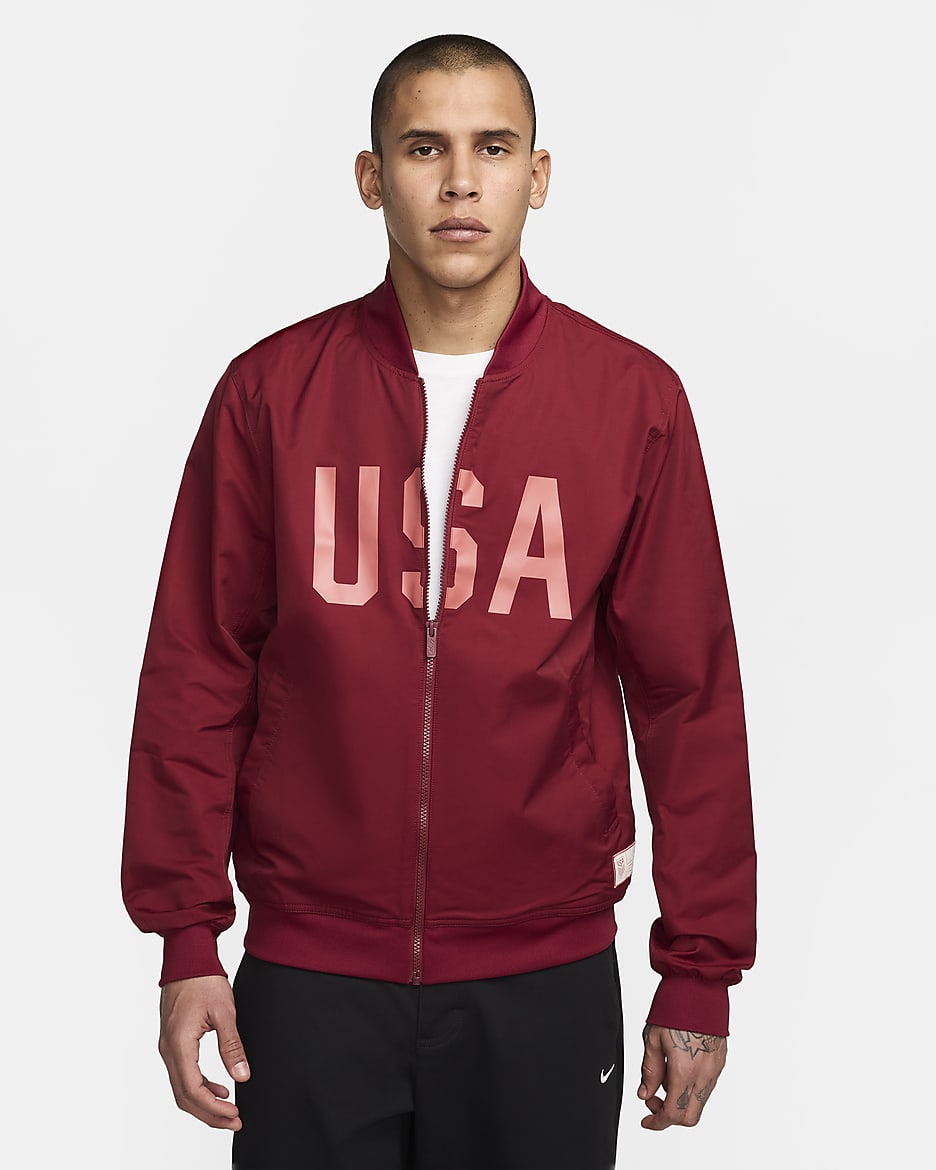 Chamarra bomber de fútbol Nike de tejido Woven para hombre USA Sport Essentials - Rojo team/Rojo team